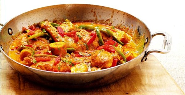 Chicken and plantain moqueca (Moqueca de galinha e banana-da-terra)