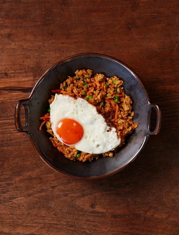 Chicken and prawn fried goreng (Nasi goreng ayam dan udang)
