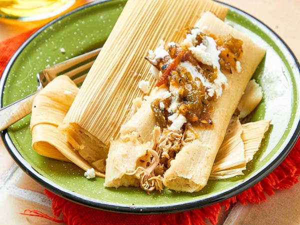 Chicken and salsa verde tamales (Tamales de pollo con salsa verde)