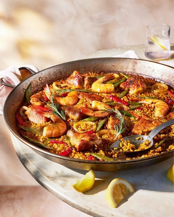 Chicken and seafood paella (Paella mixta)