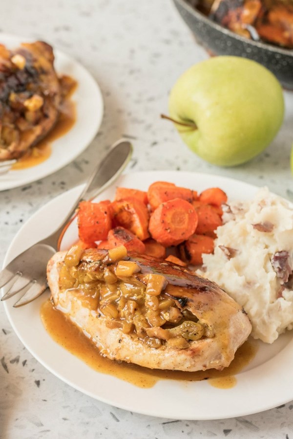 Chicken breasts with curried apple stuffing