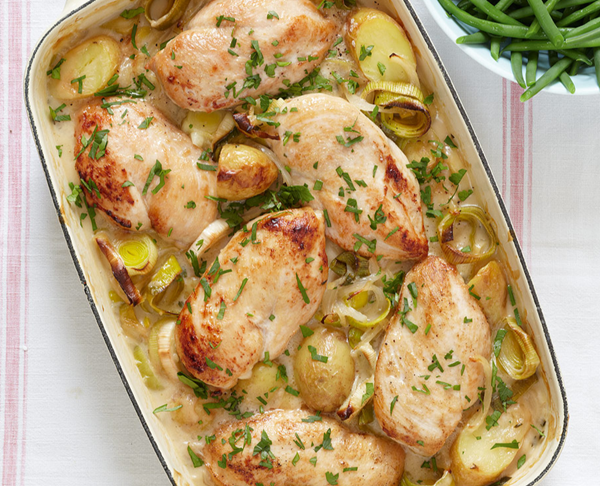 Chicken breasts with leek, potatoes and thyme