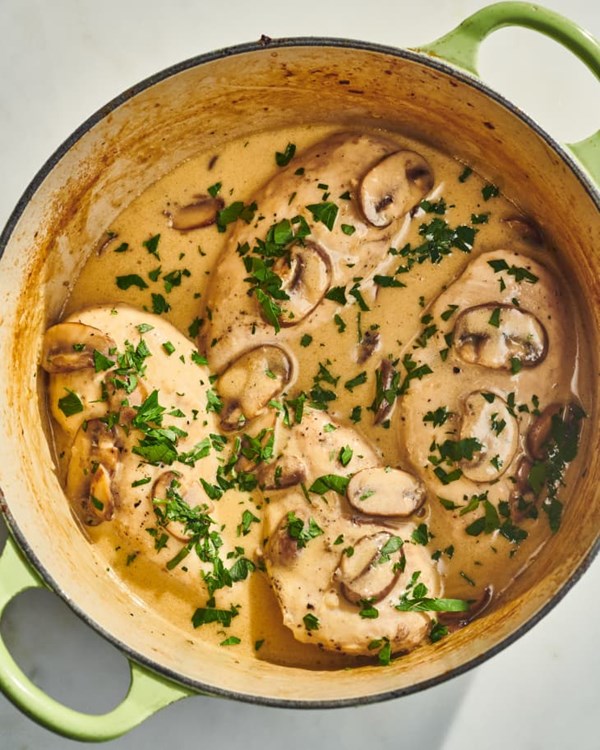 Chicken breasts with mushrooms and cream (Suprèmes de volaille aux champignons)