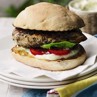 Chicken buns with thyme and garlic mayo