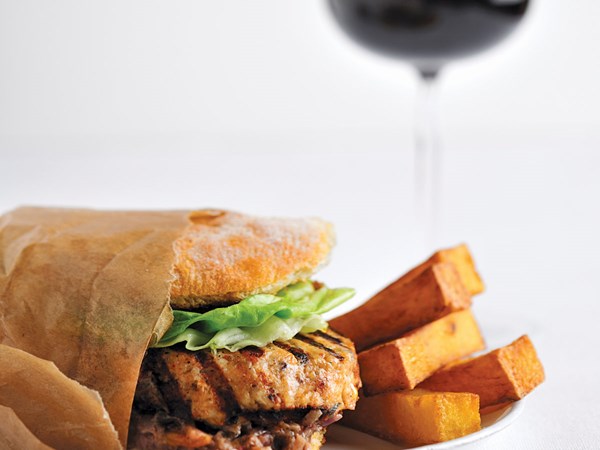 Chicken burgers with spicy peanut sauce