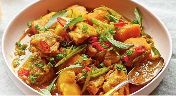 Chicken curry with squash (Cà ri gà bí)