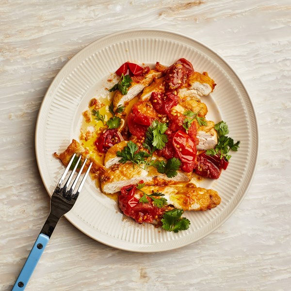 Chicken cutlets with burst-tomato sauce 