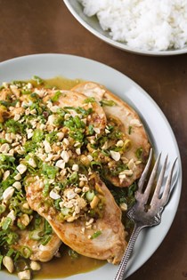 Chicken cutlets with garlic, chilies and peanuts