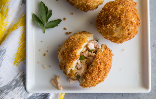 Chicken "drumstick" fritter (Coxinha de frango)