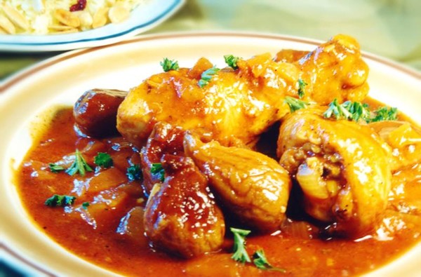Chicken drumsticks baked in fig sauce (Afkhadh il-dijaaj bil-teen)