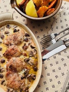 Chicken drumsticks in mushroom sauce (Les cuisses de poulet, crême et champignons)
