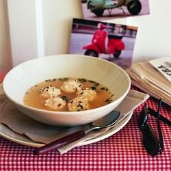 Chicken dumplings in broth (La mariconda)