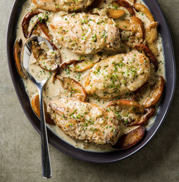 Chicken fricassee with apples