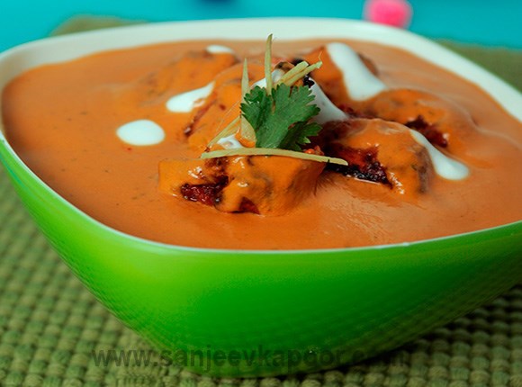 Chicken in a rich tomato-and-cream gravy (Butter chicken)