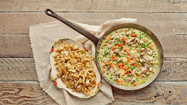 Chicken in cream sauce (Emmenthaler hühner voressen)