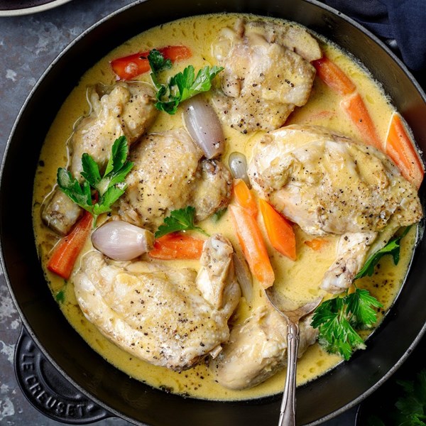 Chicken in cream sauce Louhans-style (Poulet de Bresse sauté à la crème à Louhans)