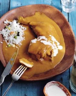 Chicken in creamy chipotle sauce (Pollo enchipotlado)