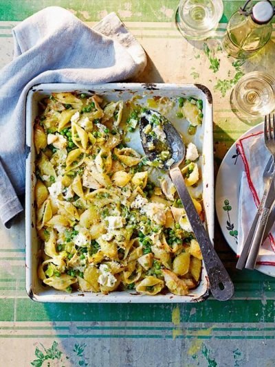 Chicken, leek & pea pasta bake
