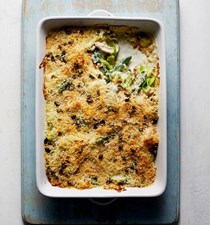 Chicken, leek and asparagus 'crumble'