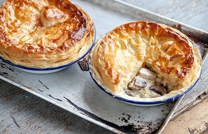 Chicken, leek and mushroom plate pie