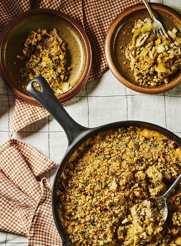Chicken, leek and oregano crumble