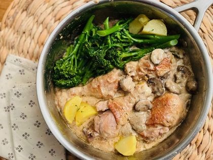 Chicken legs in mushroom sauce (Le poulet à la crême et aux champignons)