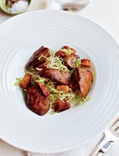 Chicken livers, frisée lettuce, croutons and lardons (Salade de foies de volaille)