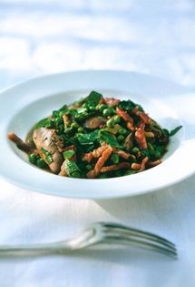 Chicken livers with bacon, peas and mint