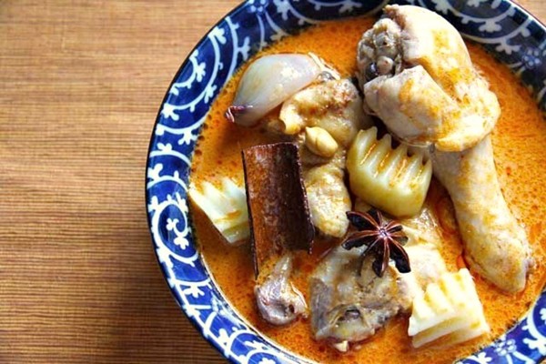 Chicken massaman curry (Kaeng matsaman kai)