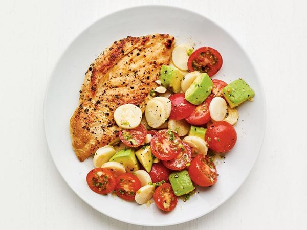 Chicken paillard with hearts of palm salad 