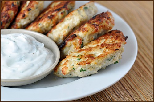 Chicken patties with mint yogurt sauce