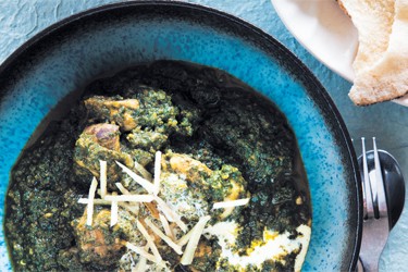 Chicken saagwala (with raita)