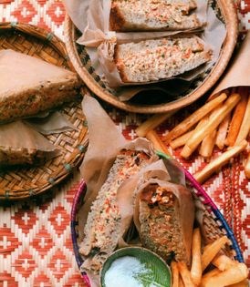 Chicken salad with carrots and chives on whole wheat (Sanduiche natural de galinha com cenoura)