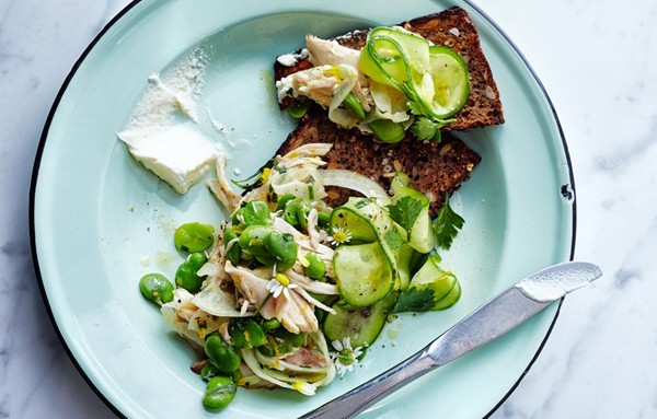 Chicken salad with crème fraîche and rye