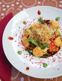 Chicken salad with pomegranate, almonds, and orange (Ensalada de pollo con granadas y almendras y naranja)