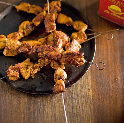 Chicken skewers marinated with paprika and oregano (Adobo de pollo)