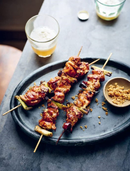 Chicken skewers with sesame chicken skin crumbs (Dak kkochi)