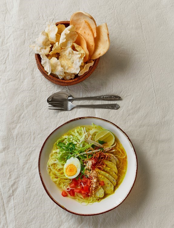 Chicken soto with turmeric and lemongrass (Soto ayam lamongan)