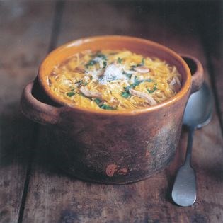 Chicken soup with tagliolini (Zuppa di taglioni e pollo)