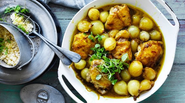 Chicken steamed over onions 