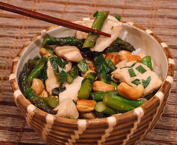 Chicken stir fry with asparagus & cashews
