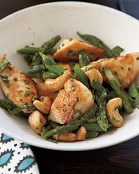Chicken stir-fry with asparagus and cashews
