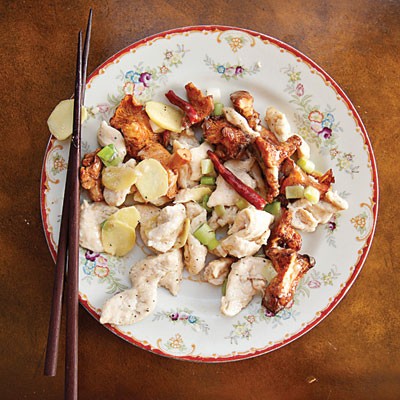 Chicken stir-fry with chanterelles (Jiyou jun chao ji)