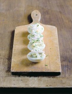 Chicken stuffed eggs (Oeufs mimosa au poulet)