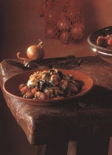 Chicken stuffed with raisins and apricots (Capón relleno de pasas y albaicoques)