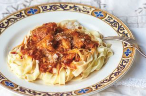 Chicken sugo with fettuccine (Sugo di gallina con fettuccine)