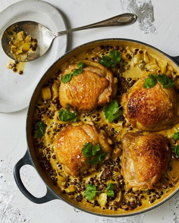 Chicken thighs with curried leeks and lentils 
