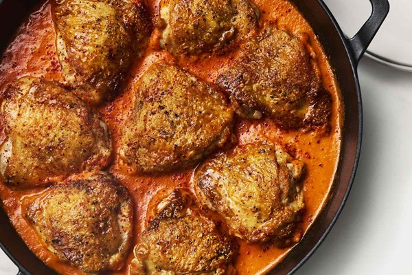 Chicken thighs with tomato-pepper sauce