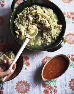 Chicken-tomatillo soup with whipped eggs (Higaditos)