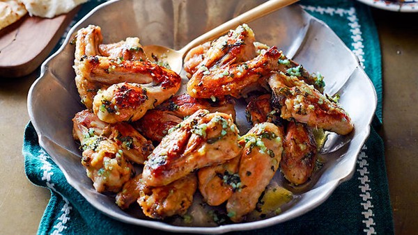 Chicken wings with coriander, garlic and lemon (Jawaneh)
